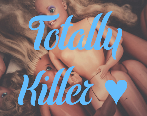 Totally Killer écrit en bleu par dessus une pile de poupées type Barbie