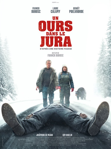 Affiche du film - Franck Dubosc et Laure Calamy debouts dans la neige, un ours derrière eux, un cadavre allongé à leurs pieds