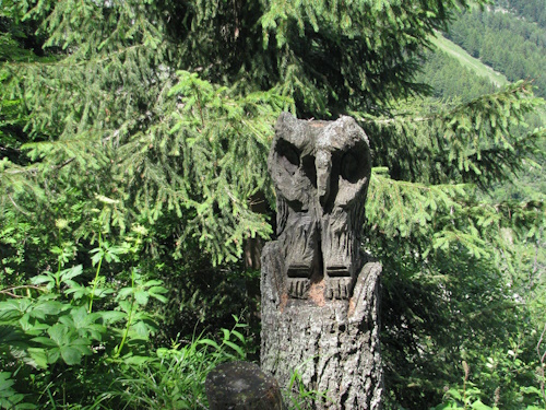 Une sculpture de chouette sur les routes autour du Mont-Blanc